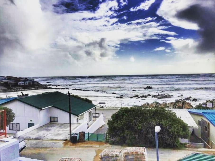 Strandfontein Apartment | Apt on Beach front, Modern 2BR Solar, 50m to beach
