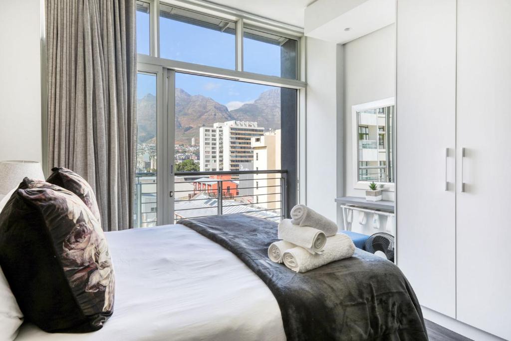 Cape Town City Centre Apartment | Backup-Power Mountain View Trendy Apartment