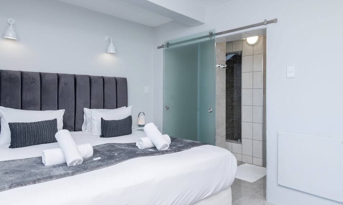 Bantry Bay Apartment | Bantry Bay Studio. Pool & Ocean Views