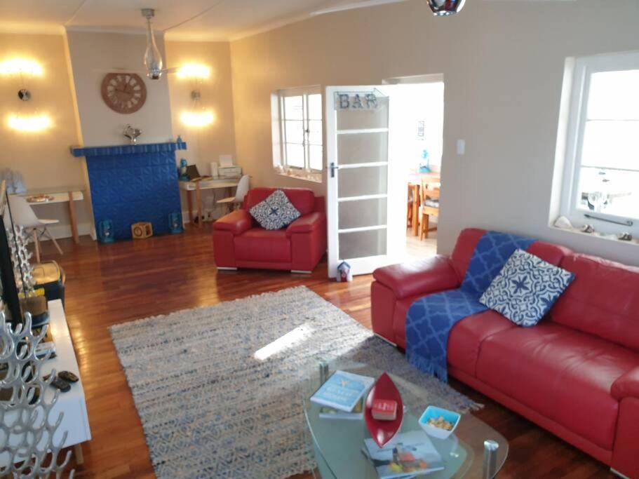 Knysna Central House | Beach House with DSTV & WIFI & basic housekeeping