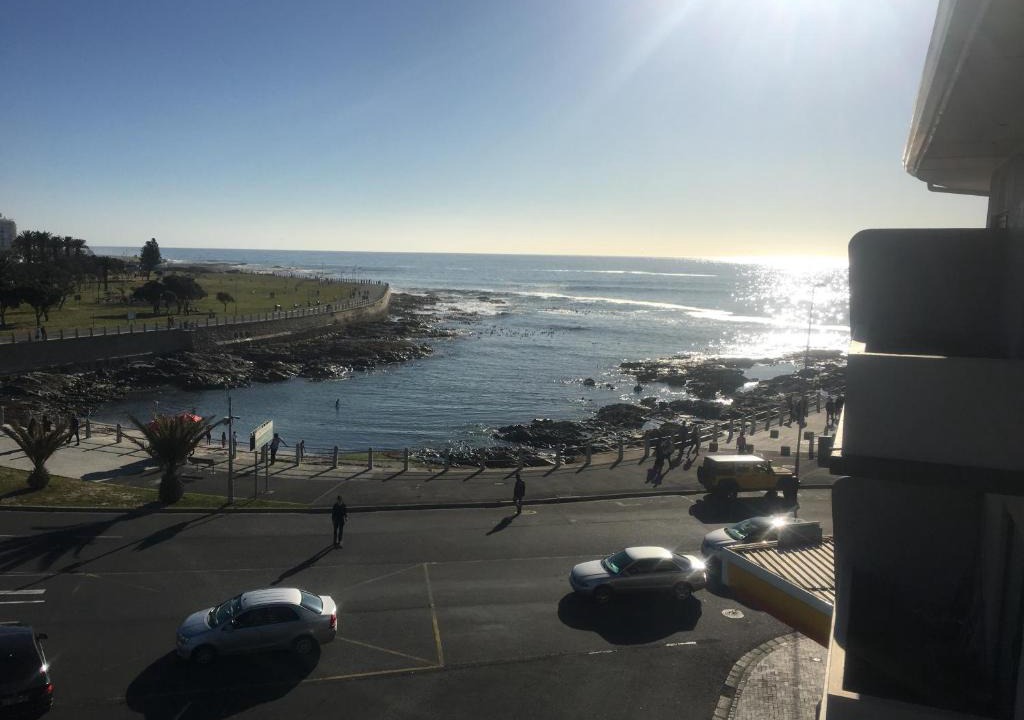Mouille Point Apartment | "Beach on Mouille Point"-battery backup for load shedding
