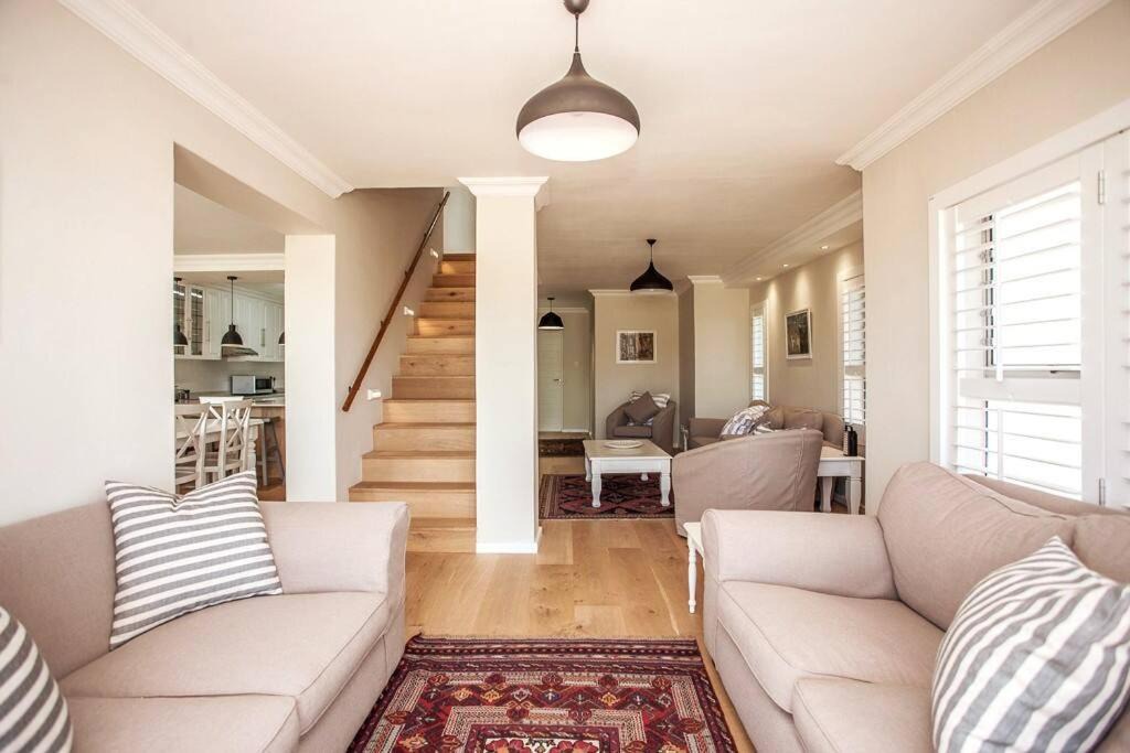 Pollok Beach Apartment | Beachfront Apartment @ Summerseas