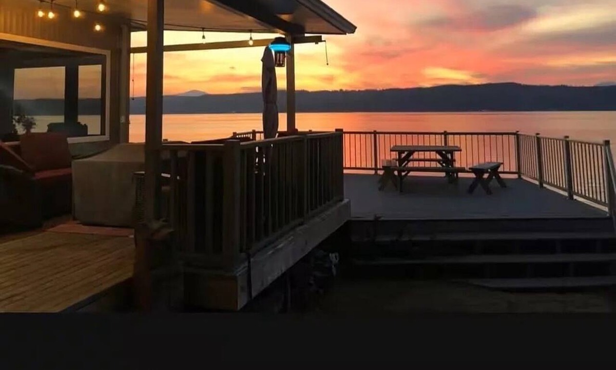 Matlock House | Beachfront cozy 2-bedroom Cabin in serene Tahuya, Hood Canal