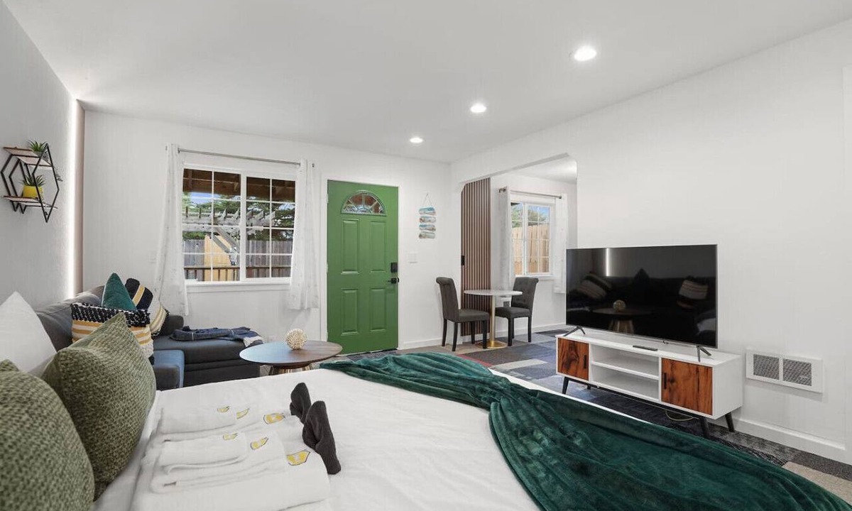 Sharp Park Apartment | Beachy 1BR Escape w/Sofa Bed | Golf Nearby