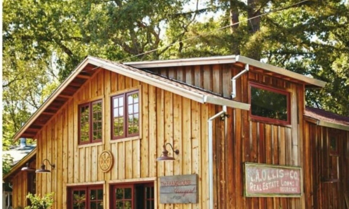 Oak Knoll House | Beautiful Barn on The Farmhouse Vineyard just five minutes from Yountville.
