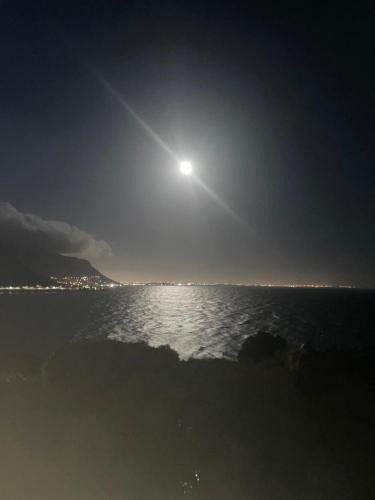 Fish Hoek Apartment | Between Mountain and Sea