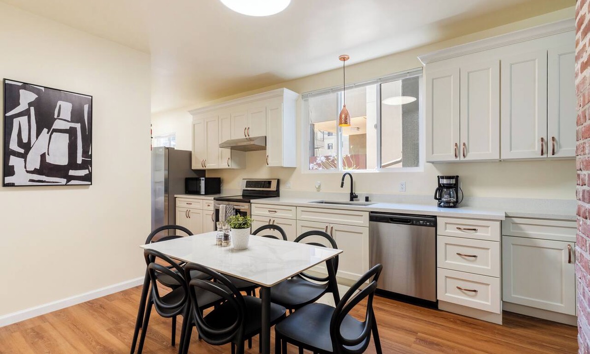 Uptown Oakland Apartment | Big & Beautiful 6 Bedroom 2.5 Bath