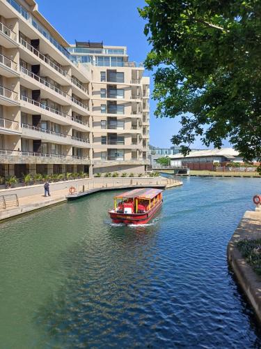 Victoria and Alfred Waterfront Apartment | Birds-eye canal view - Walk to CTICC and V&A Waterfront!