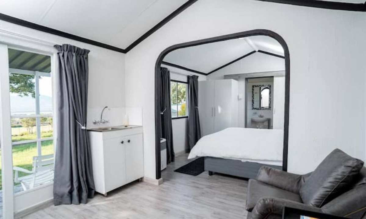 Hartbeespoort Ski Chalet | Black and White House