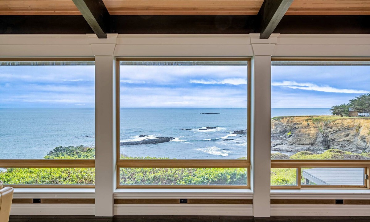 Gualala House | Blufftop home with hot tub & forever oceanfront views & private cottage