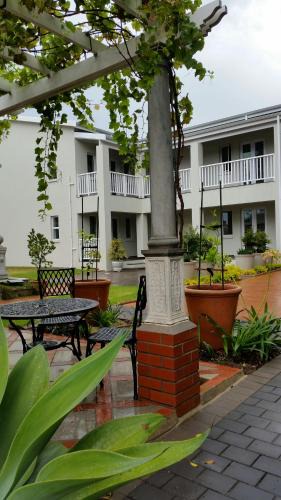 Summerstrand House | Bright on 5th Guest house