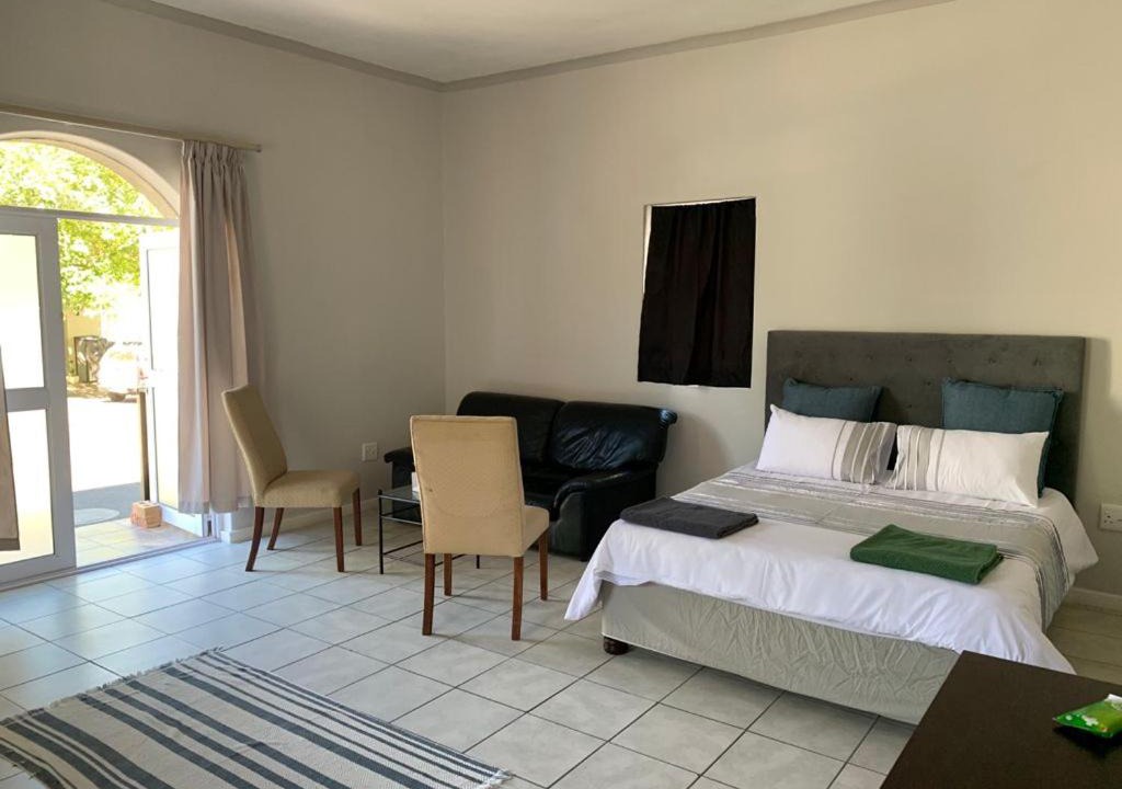 Franschhoek Apartment | Bright open-plan apartment close to wine tram