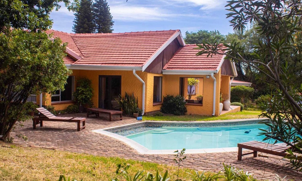 Lombardy East House | Bring the whole family to this spacious 4-bedroom house that sleeps 8.
