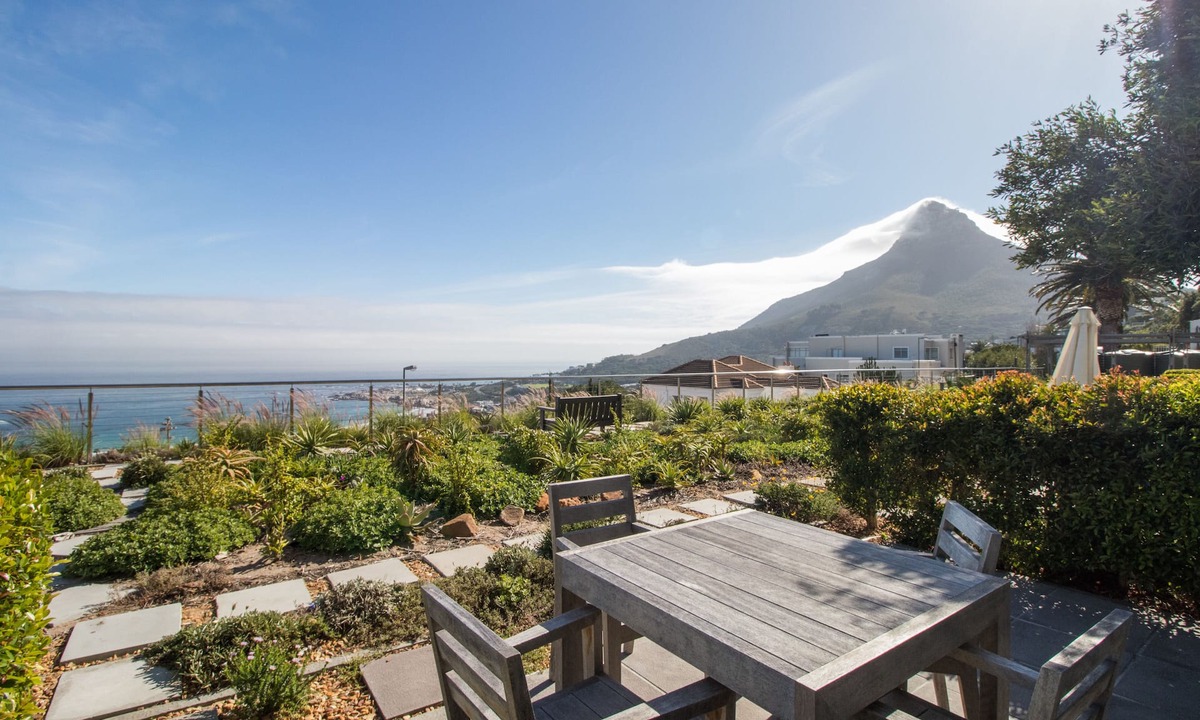 Camps Bay Apartment | Camps Bay One Bedroom apartment - luxury stay with sea view!