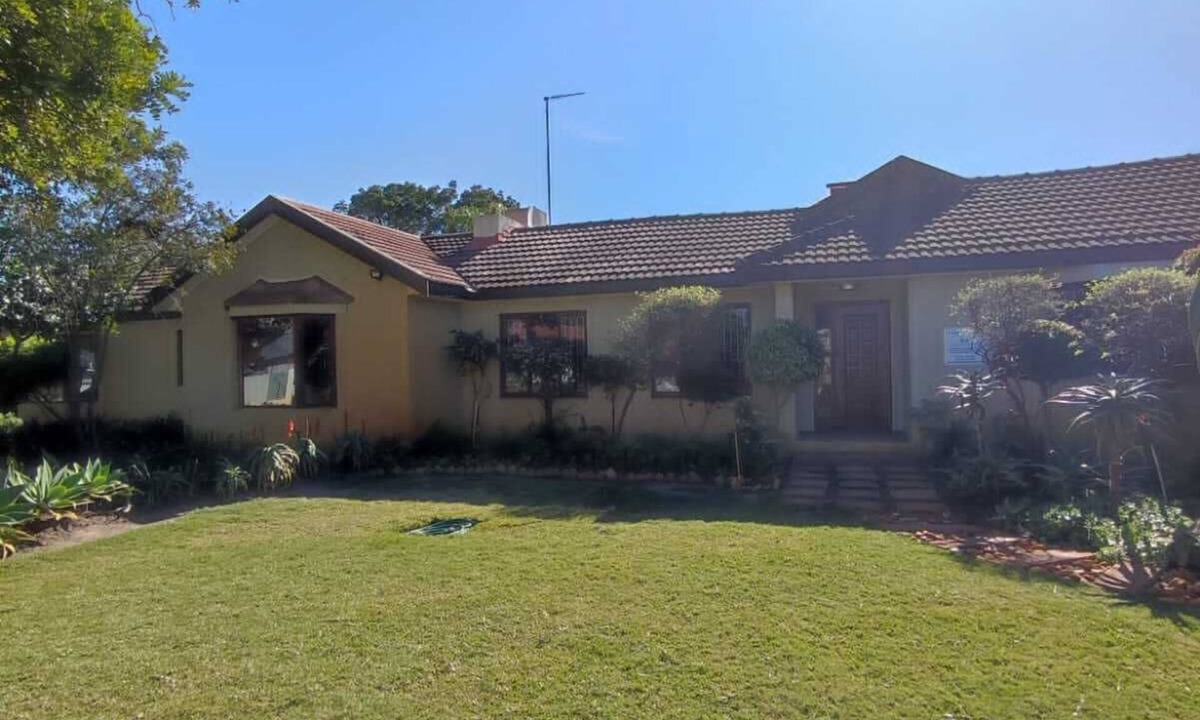 Trawal House | Cape Town Holiday Home with 5 Bedrooms and 5 Bathrooms.