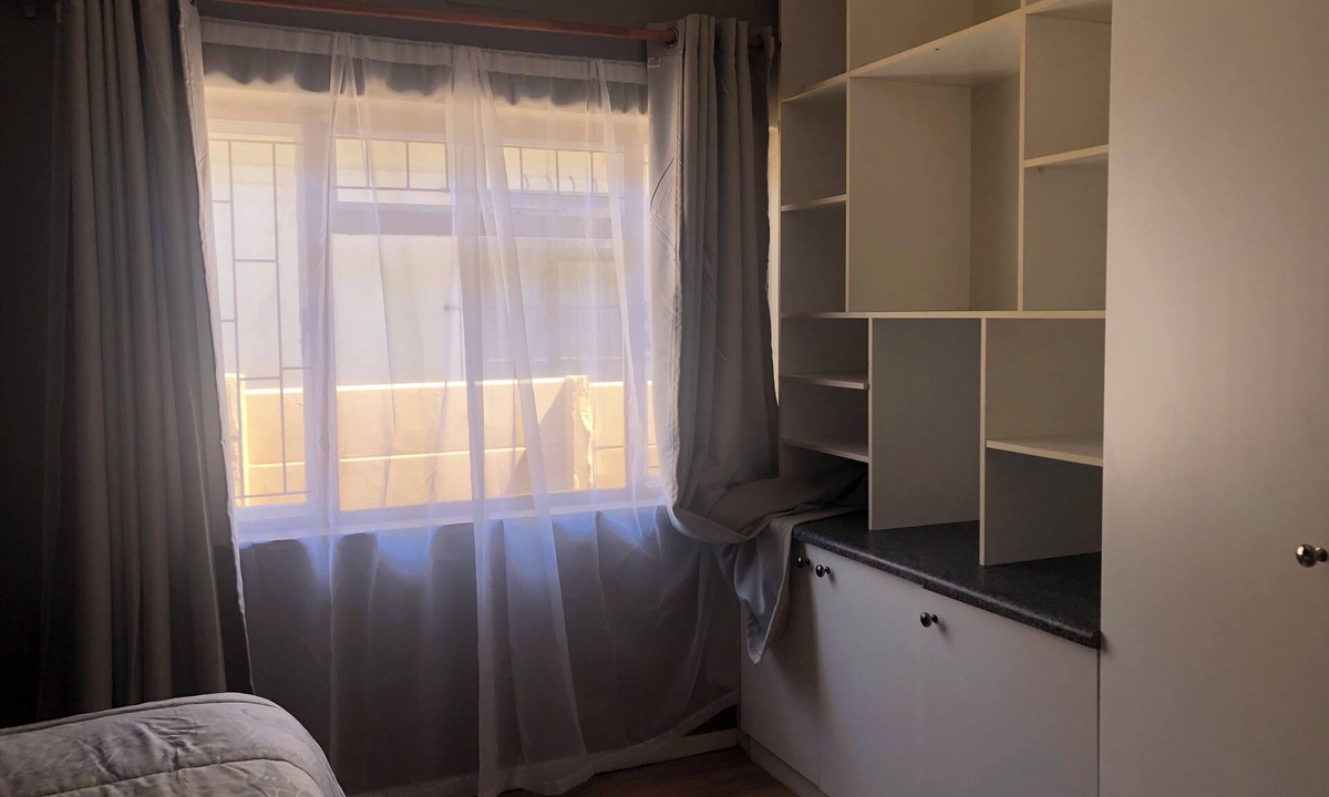 Plumstead House | Cape Town (Plumstead), South Africa, 3 bedroomed 2 bathrooms free standing house