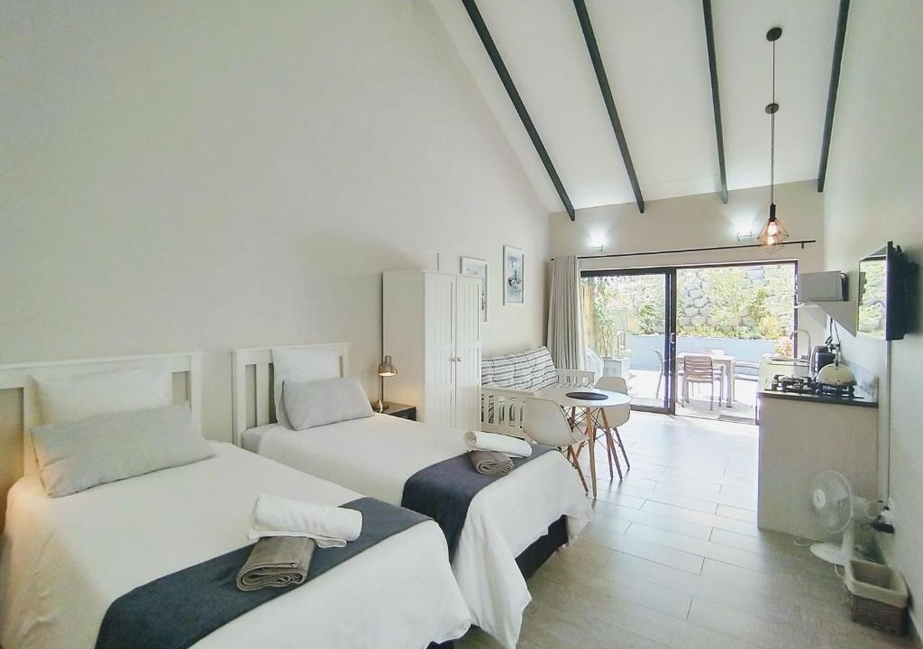 Robberg Beach Apartment | Capricorn Studio Two - 150m to Solar Beach, Patio & Braai, Wifi, DSTV & Netflix