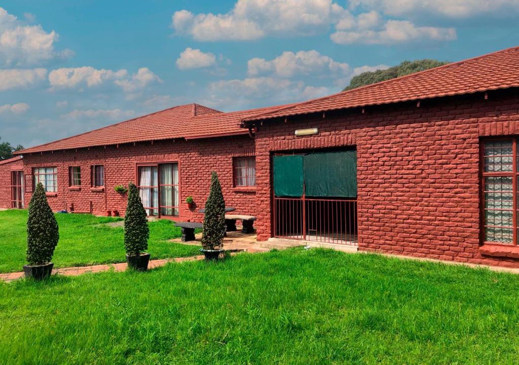 Springs Apartment | Captivating 1-Bed Studio in Springs - Home Way