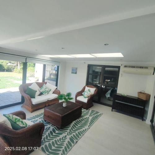 Constantia House | Casa Alara warm and welcoming
