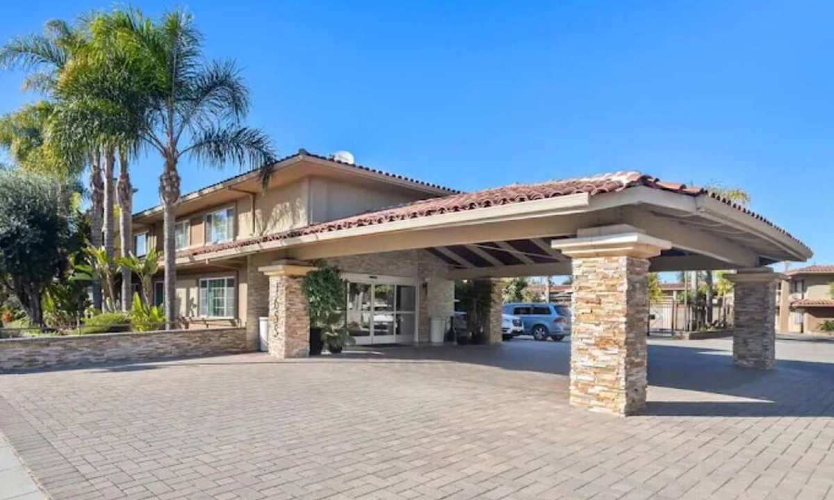 Central San Mateo Hotel | Celebrate your Super Bowl at Best Western University 4.7 miles to Levi's Stadium