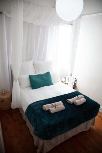 Cape Town Apartment | Central two double bedrooms in Bohemian Observatory