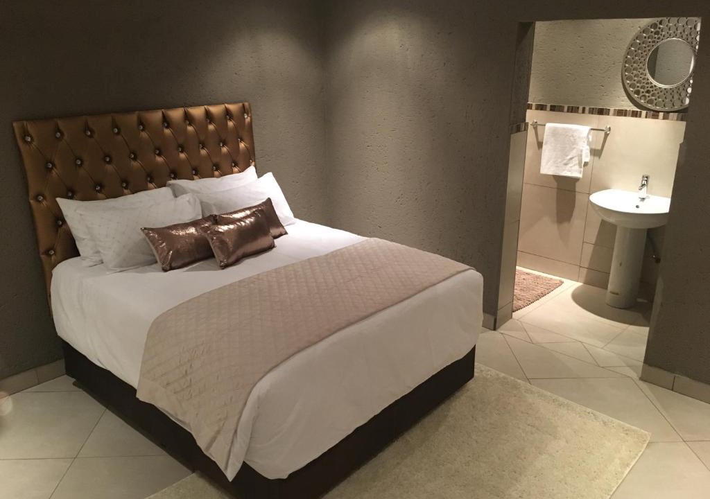 Elias Motsoaledi House | Charli’s Lodge