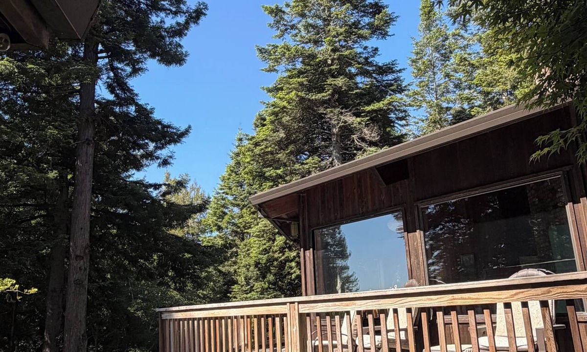 Cleone House | Charming 2-bedroom country house in Fort Bragg with a view of Mckerriker Beach.