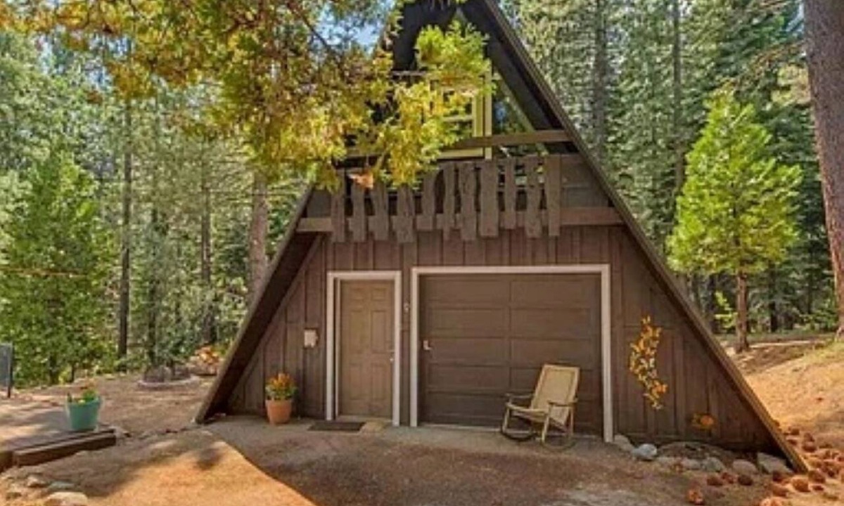 Sunnyside Cabin | Charming 3-bedroom cabin in Tahoe City perfect for your getaway