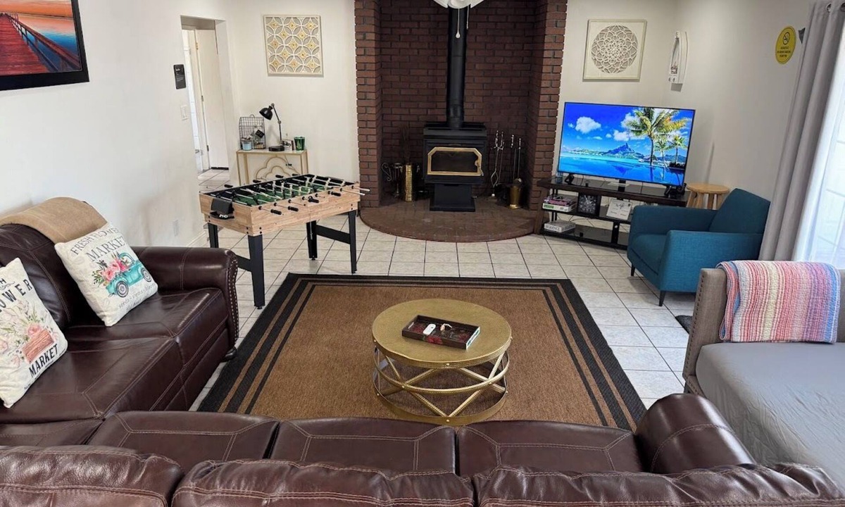 Acampo House | Charming 3-Bedroom Farmhouse Retreat with Open Deck!