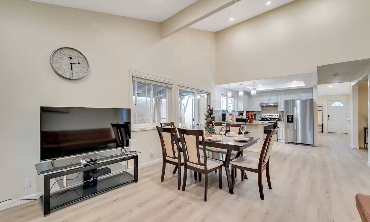 East San Jose House | Charming 3-bedroom house in delightful San Jose with AC/WIFI/LAUNDRY/PARKING