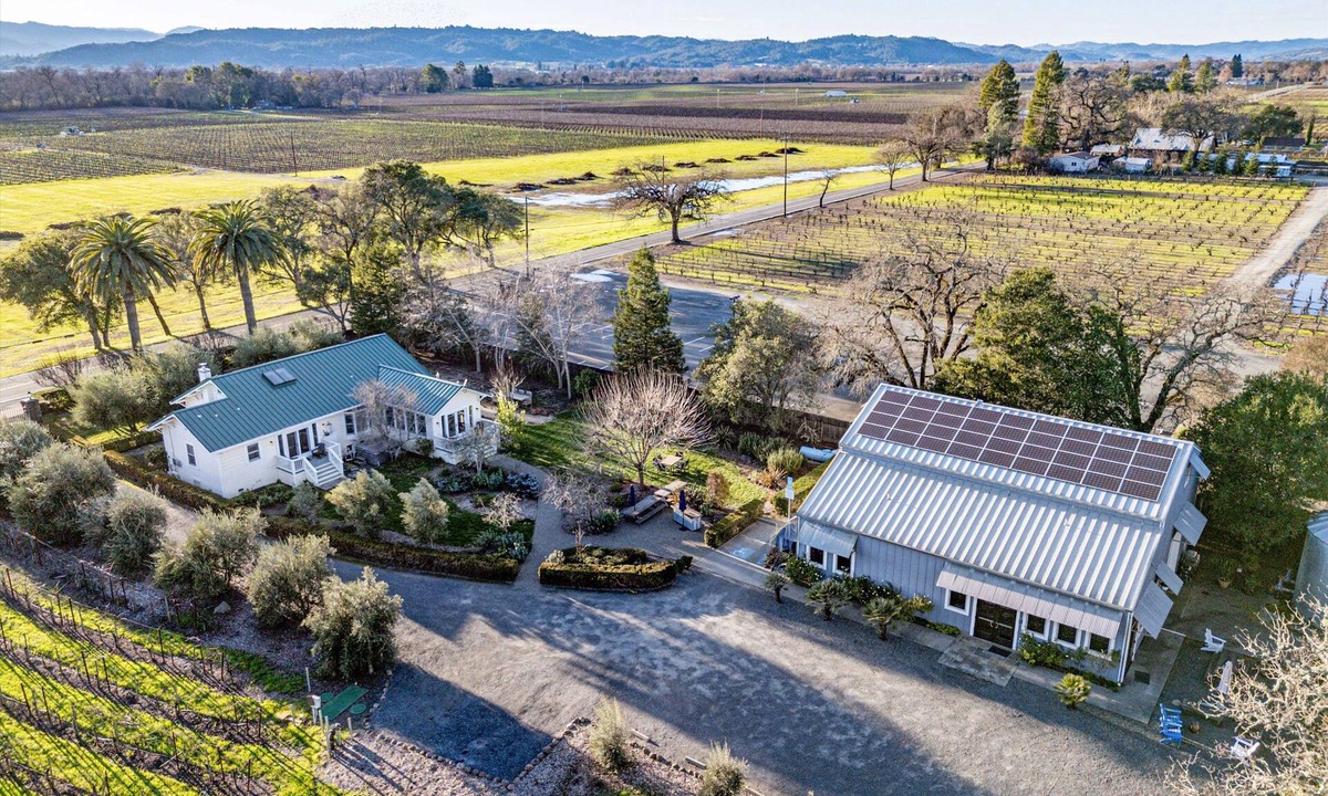 Geyserville Other | Charming Alexander Valley Farmhouse with loft, hot tub & a complementary tasting