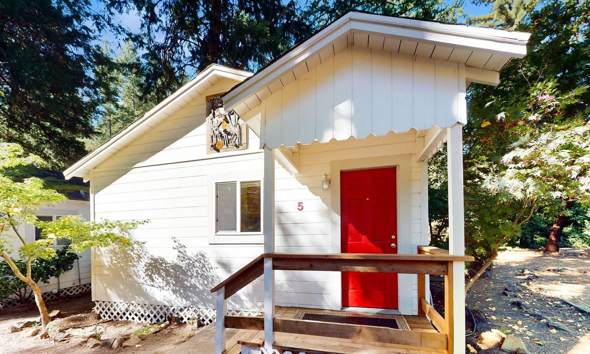 Cobb Cabin | Charming Cabin with 2 bedrooms. King bed and Queen Bed, 65" TV, Recliners, Deck