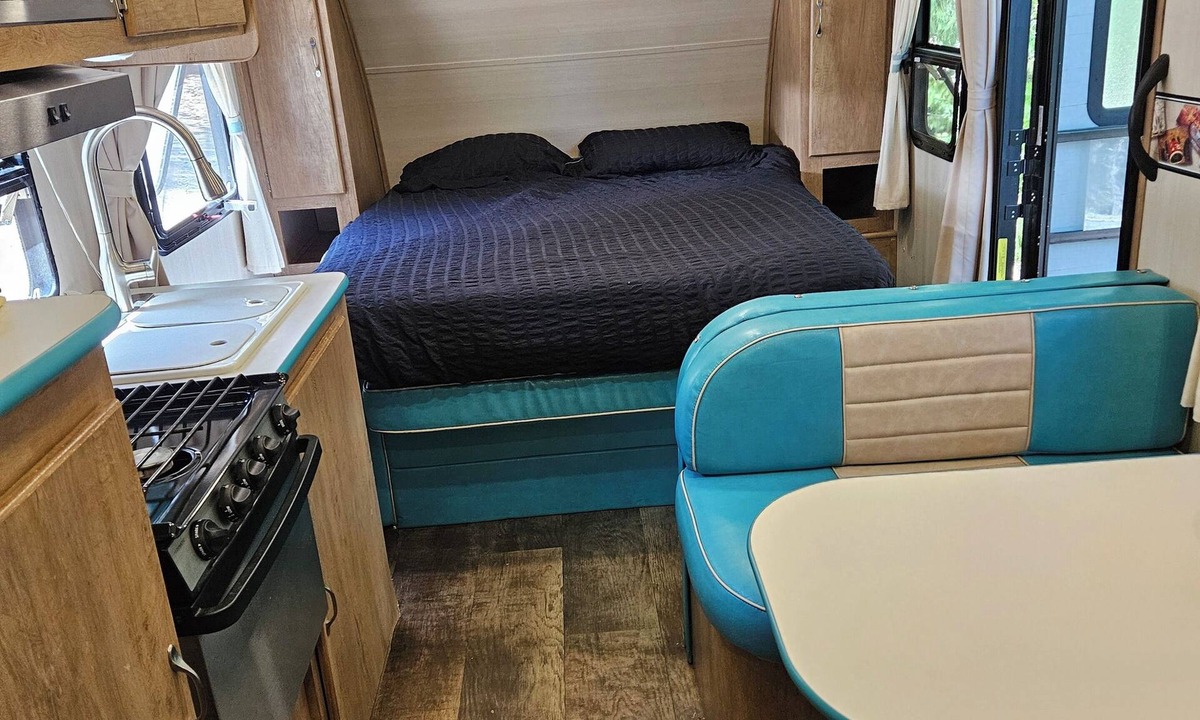 Phoenix Lake-Cedar Ridge Apartment | Charming Comfortable Vintage RV Coach Near Yosemite