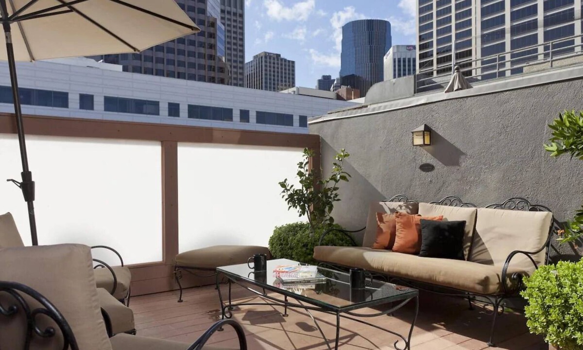 South Beach Hotel | Charming Embarcadero Room Near Ferry, Oracle Park & Painted Ladies