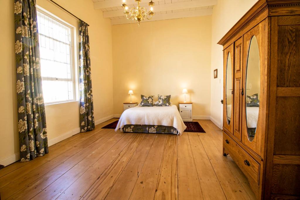 Graaff-Reinet Apartment | Charming Historical Cottage