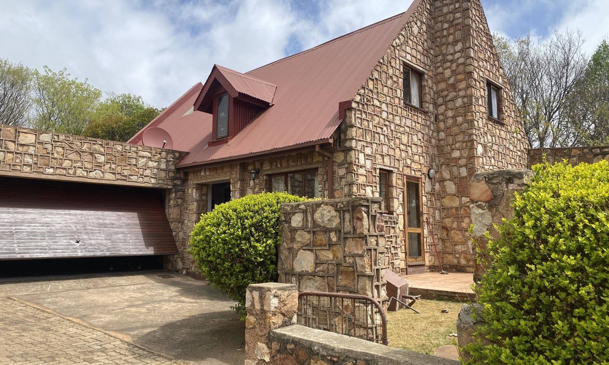 Dullstroom Villa | Charming, Luxurious Critchley Stone Villa, Dullstroom. Oozing old world charm.