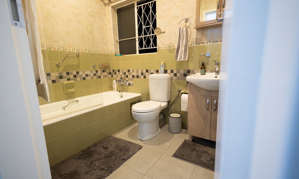 The Reeds House | Charming Spacious 3-bedroom house in Centurion with WiFi and Big Pool