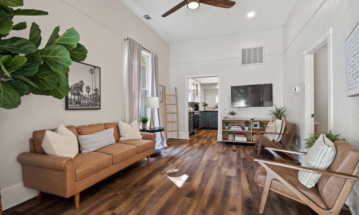 Downtown Sacramento Apartment | Charming Upstairs 3BR: Minutes from DT Sacramento!