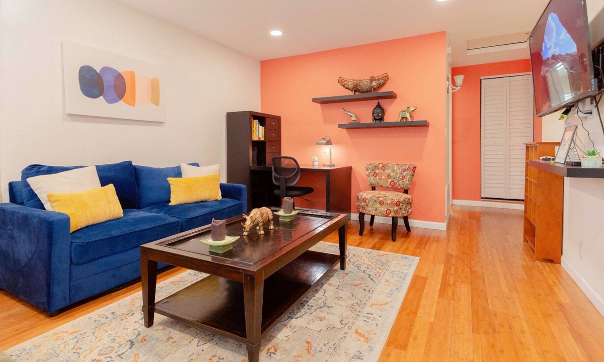 Sunnyvale Apartment | 🌟Cheerful 2B2B in a prime location 🌲Redwood Pl Apt 3