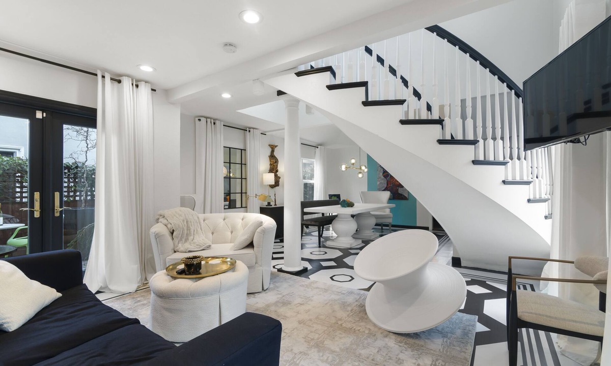 Burlingame House | Chic Art House- 3 Bedroom-near SFO. Luxe art, interiors and gardens. Comfy.