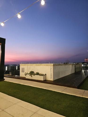 Sandown Apartment | Chic Studio with Panoramic Sandton Views