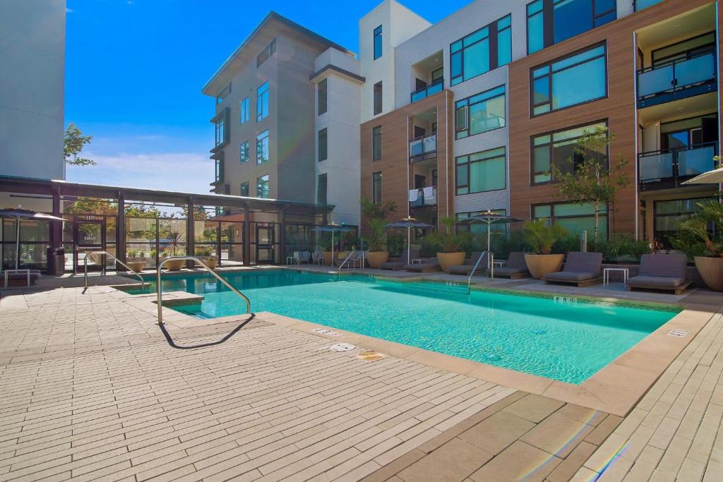 Shoreline West Apartment | Churchill Living Montrose