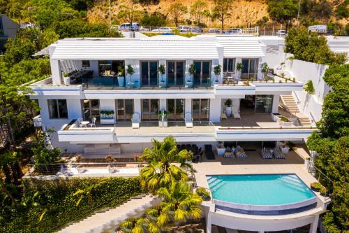 Clifton House | Clifton YOLO Spaces - Clifton Mansion Villa