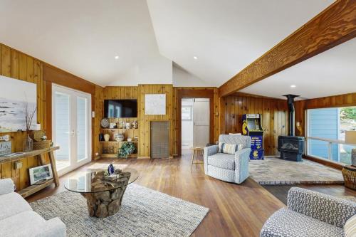 Fort Bragg House | Coastal Cottage - Hot Tub Yard Pets Welcome