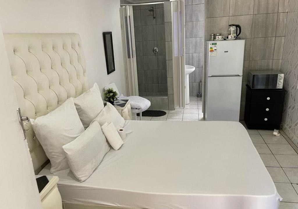 Orkney House | Colins Accommodation - DAYREST from R120 OVERNIGHT from R300