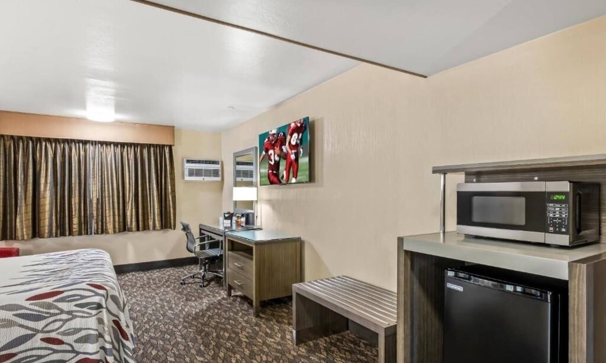 Yuba City Hotel | Comfort and Value Stay | Pet-friendly Room + Free Breakfast & Parking