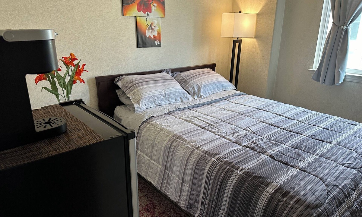 San Jose House | Comfortable Room in San Jose with TV, WiFi, mini-fridge,Coffe maker, microwave
