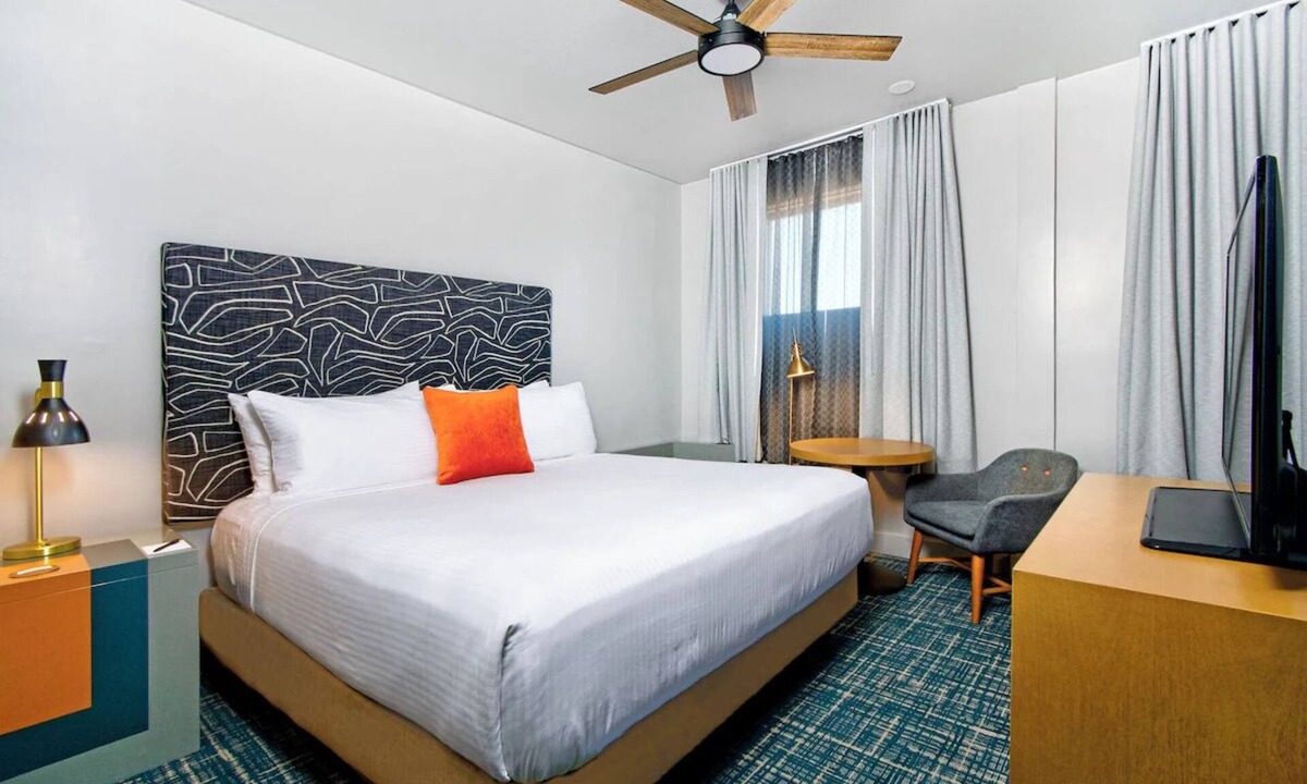 Downtown San Francisco Hotel | Comfortable Room with Rooftop Pool Access, Walk to SFMOMA & Yerba Buena