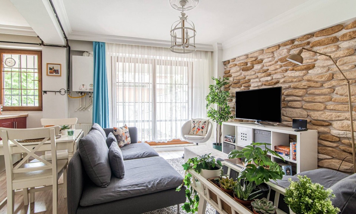 Celiktepe Mahallesi Apartment | Compact Flat w Backyard 6 min to Kanyon Mall