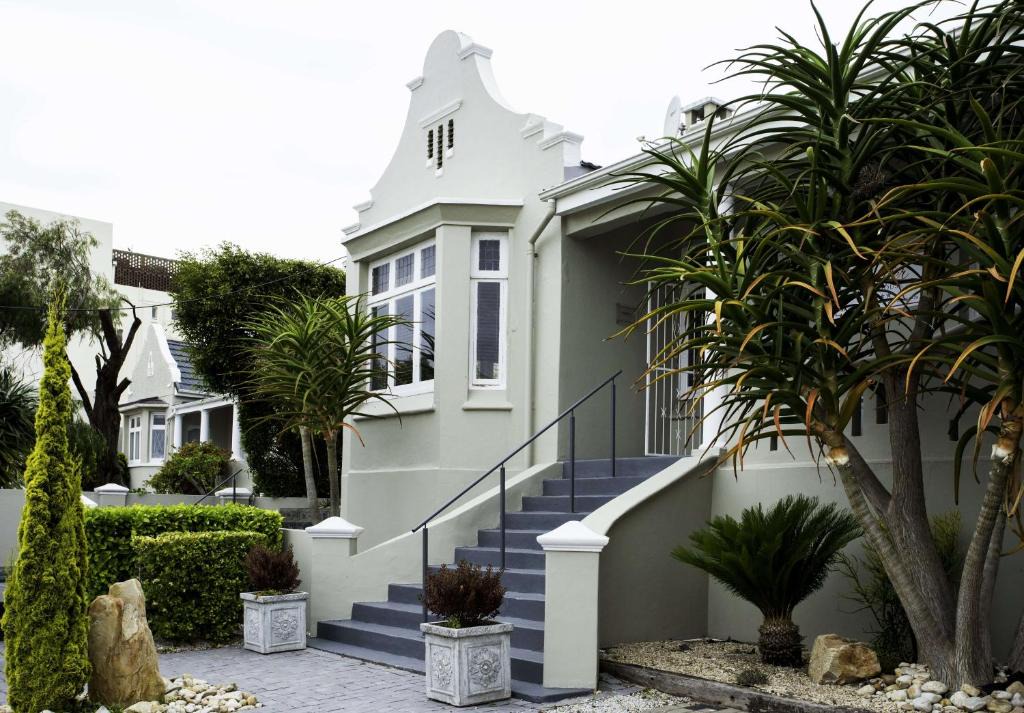 Humewood Bed & Breakfast | Conifer Beach House